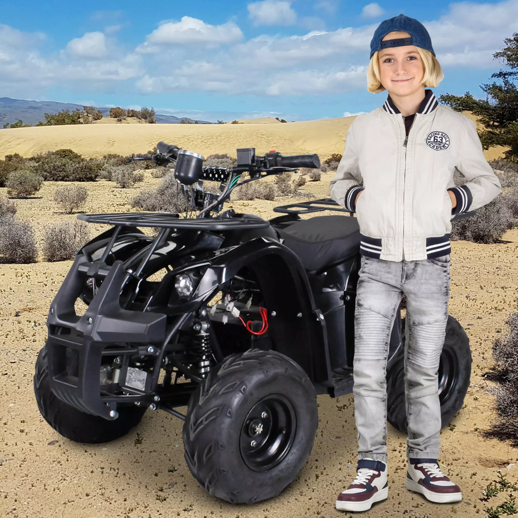 Junge steht neben Elektro-Kinderquad S-8 Farmer in sandiger Landschaft